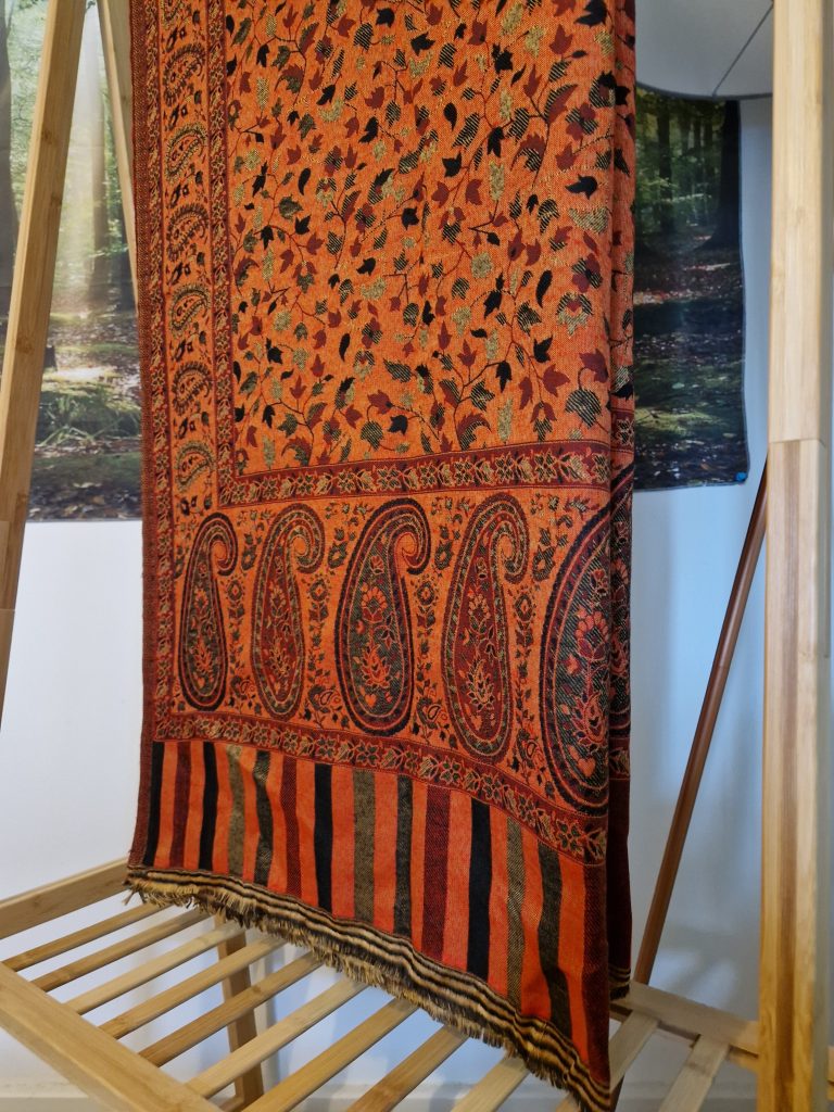 Extra large Shawl Paisley and reversible - Black & Orange